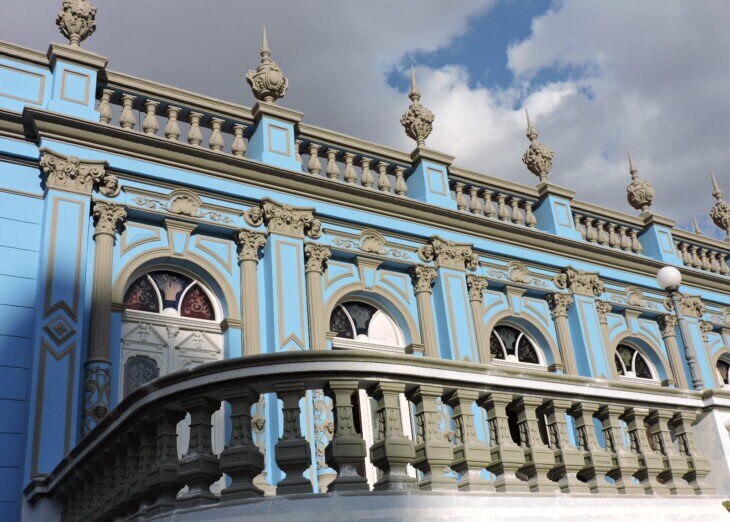 Novo tom de azul realça arquitetura e beleza do Palacete dos Leões