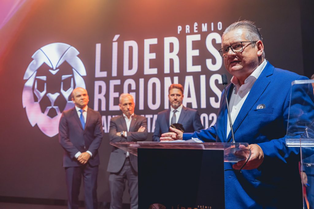 O presidente do BRDE, Ranolfo Vieira Júnior, discursa durante a entrega do prêmio "Resiliência e Empreendedorismo do Rio Grande do Sul"