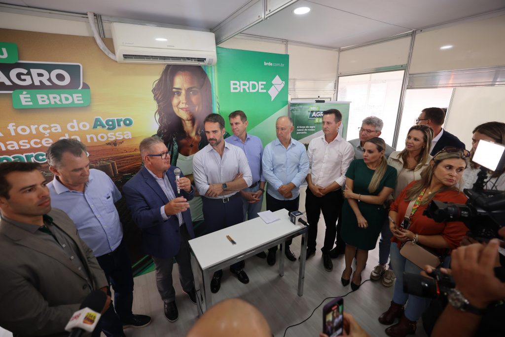 Governador do Rio Grande do Sul Eduardo Leite e Diretor-presidente do BRDE Ranolfo Vieira Junior participam de assinatura de termo com a cooperativa Cotrijal junto a outros representantes e autoridades.