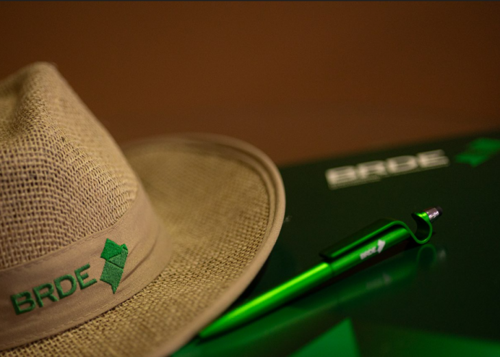 BRDE assina R$ 119,2 milhões em contratos na Expoingá, com empresas e cooperativas da região Noroeste